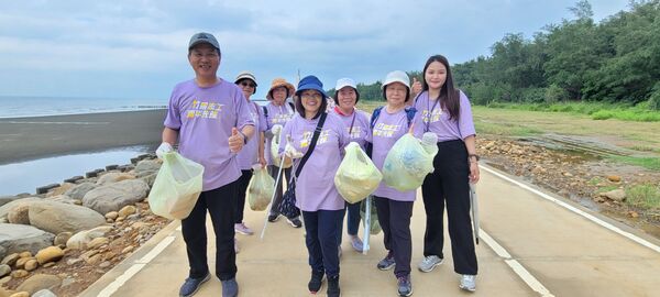竹縣號召近200名青年志工齊力至新月沙灣淨灘（圖／新竹縣政府教育局提供）