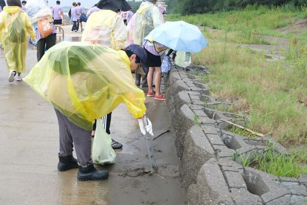 竹縣號召近200名青年志工齊力至新月沙灣淨灘（圖／新竹縣政府教育局提供）