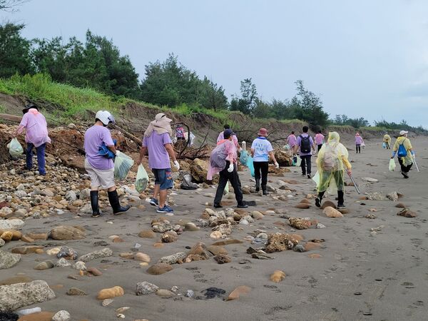 竹縣號召近200名青年志工齊力至新月沙灣淨灘（圖／新竹縣政府教育局提供）