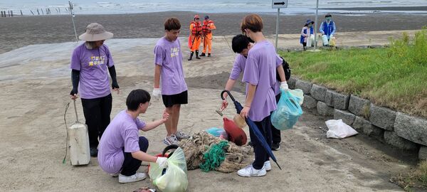 竹縣號召近200名青年志工齊力至新月沙灣淨灘（圖／新竹縣政府教育局提供）
