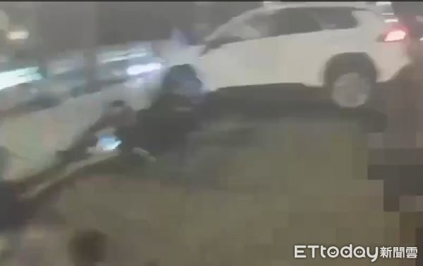 ▲▼通緝犯開車衝撞臨檢站，警員轟12槍反擊，2名警員分別肢體擦挫傷，還有1人頭部撕裂傷。（圖／記者邱中岳翻攝）