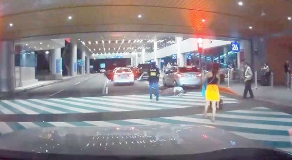 ▲許姓男子昨晚在桃機違法招攬外籍乘客，航警攔查時竟闖紅燈逃逸，車門未關闖紅燈逃逸，女乘客被甩飛驚險一幕，航警攔查到案。（圖／翻攝自臉書《記者爆料網》）