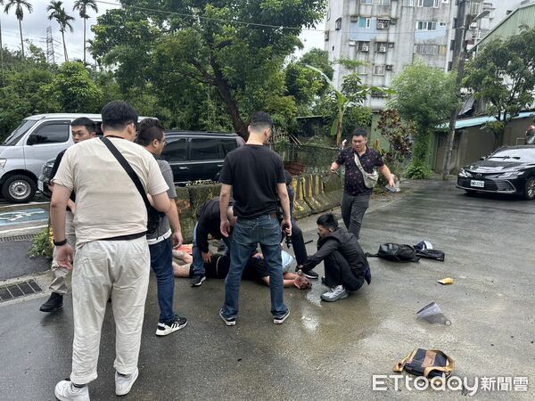 ▲▼警方在新北市深坑區圍捕陳姓嫌犯，當街將陳與其女友制伏在地。（圖／記者邱中岳翻攝）