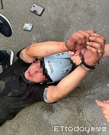 ▲▼警方在新北市深坑區圍捕陳姓嫌犯，當街將陳與其女友制伏在地。（圖／記者邱中岳翻攝）