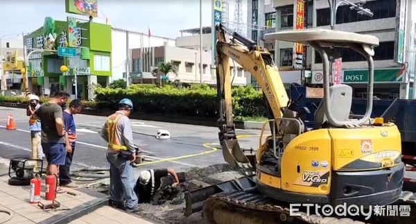 ▲台南永康中正北路5日晚間瓦斯外洩，消防局佈水線警戒，現場緊急封路搶修中。（記者林東良翻攝，下同）