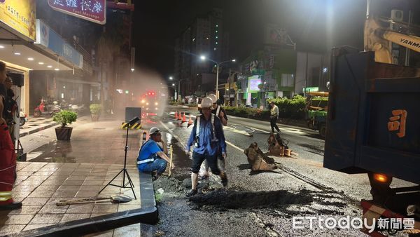 ▲台南永康中正北路5日晚間瓦斯外洩，消防局佈水線警戒，現場緊急封路搶修中。（記者林東良翻攝，下同）