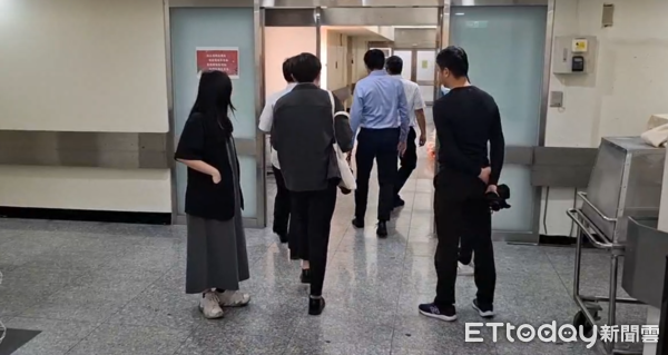 ▲▼             新北地檢署抵殯儀館，相驗釐清車禍肇事翁余文正的死因。（圖／記者陸運陞攝，下同）