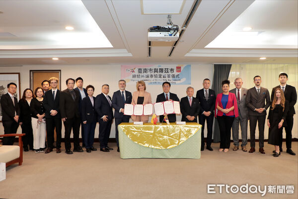 ▲台南市與波蘭羅茲市今正式締結姐妹市，黃偉哲市長與茲丹諾夫斯卡市長共同簽署儀式現場，黃偉哲宣佈將台南一條新設道路命名為「羅茲路」，紀念兩市情誼。（圖／記者林東良翻攝，下同）