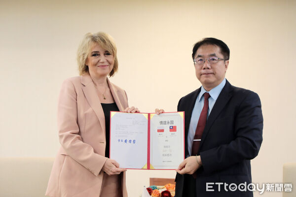 ▲台南市與波蘭羅茲市今正式締結姐妹市，黃偉哲市長與茲丹諾夫斯卡市長共同簽署儀式現場，黃偉哲宣佈將台南一條新設道路命名為「羅茲路」，紀念兩市情誼。（圖／記者林東良翻攝，下同）