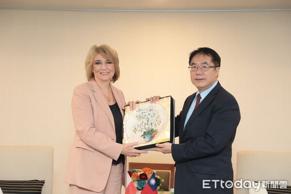 ▲台南市與波蘭羅茲市今正式締結姐妹市，黃偉哲市長與茲丹諾夫斯卡市長共同簽署儀式現場，黃偉哲宣佈將台南一條新設道路命名為「羅茲路」，紀念兩市情誼。（圖／記者林東良翻攝，下同）