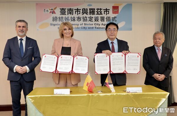 ▲台南市與波蘭羅茲市今正式締結姐妹市，黃偉哲市長與茲丹諾夫斯卡市長共同簽署儀式現場，黃偉哲宣佈將台南一條新設道路命名為「羅茲路」，紀念兩市情誼。（圖／記者林東良翻攝，下同）