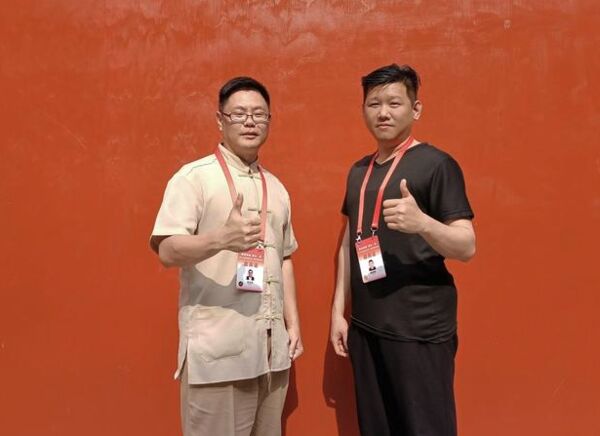 ▲▼張立齊曾在大陸的活動上與跆拳道教練李東憲合照，如今兩人都被廢止台灣人民身分。（圖／翻攝華夏經緯網）