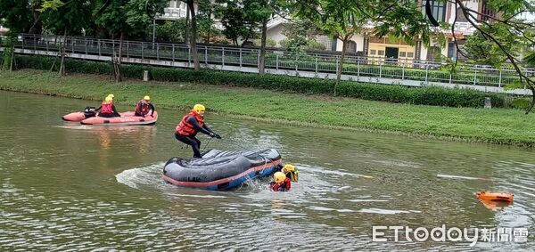 ▲台南市消防局第一救災救護大隊6日在鹽水區親水公園，辦理水域救援能力救生器材操作暨船艇訓練。（圖／記者林東良翻攝，下同）