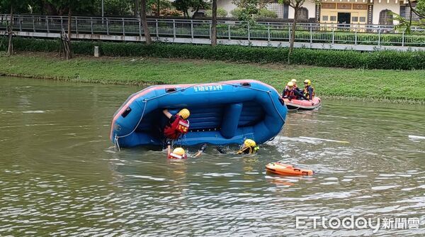 ▲台南市消防局第一救災救護大隊6日在鹽水區親水公園，辦理水域救援能力救生器材操作暨船艇訓練。（圖／記者林東良翻攝，下同）