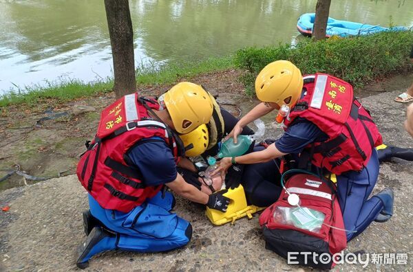 ▲台南市消防局第一救災救護大隊6日在鹽水區親水公園，辦理水域救援能力救生器材操作暨船艇訓練。（圖／記者林東良翻攝，下同）