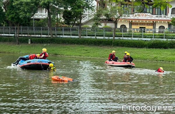 ▲台南市消防局第一救災救護大隊6日在鹽水區親水公園，辦理水域救援能力救生器材操作暨船艇訓練。（圖／記者林東良翻攝，下同）