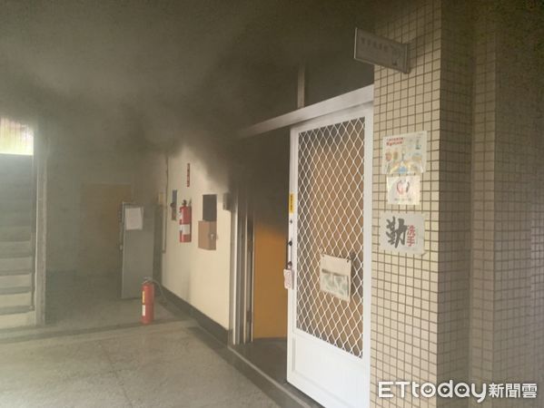 ▲台南新化啟聰學校傳出火警，消防人員出水灌救，所幸無人受困傷亡。（記者林東良翻攝，下同）
