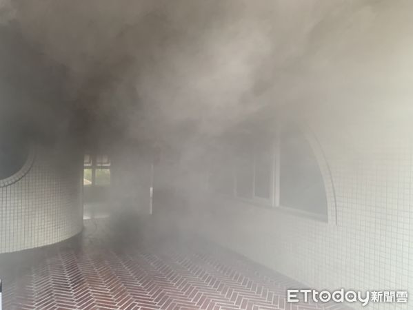 ▲台南新化啟聰學校傳出火警，消防人員出水灌救，所幸無人受困傷亡。（記者林東良翻攝，下同）