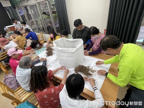▲▼門諾醫院癌症資源中心三十多位癌友首度踏上受創的中橫公路，參與原生植物復育任務。（圖／門諾醫院提供，下同）