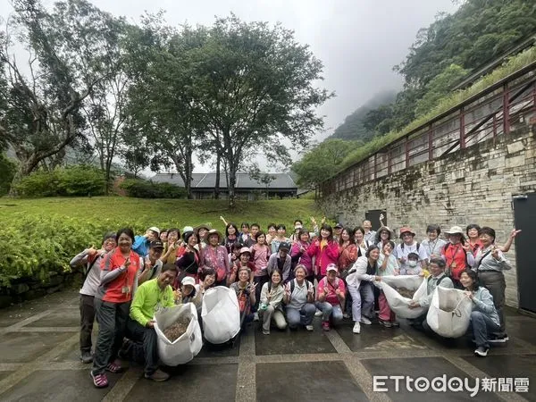 ▲▼門諾醫院癌症資源中心三十多位癌友首度踏上受創的中橫公路，參與原生植物復育任務。（圖／門諾醫院提供，下同）