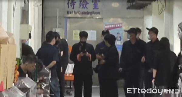 ▲▼             新北檢今天上午相驗余文正遺體，過程約1個小時。（圖／記者陸運陞攝）