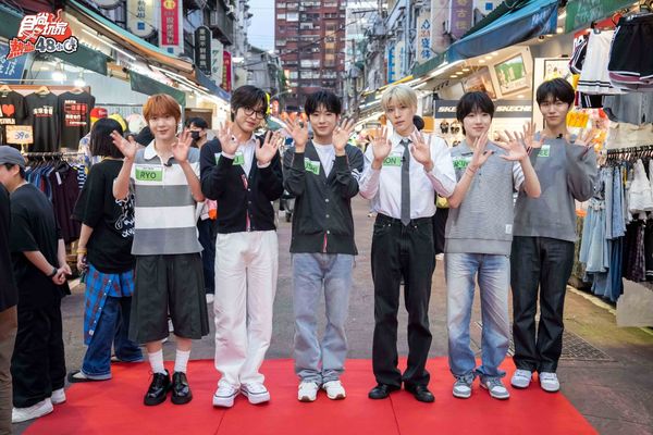 ▲  韓國團體「NCT WISH」團員RYO（左起）、RIKU、YUSHI、SION、SAKUYA、JAEHEE上《食尚玩家》逛夜市。。（圖／TVBS）