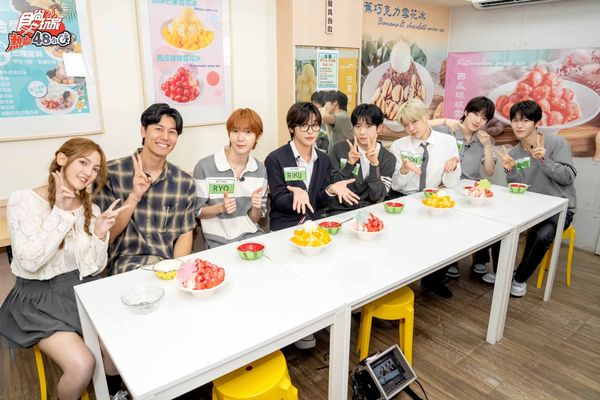 ▲  韓國團體「NCT WISH」團員RYO（左起）、RIKU、YUSHI、SION、SAKUYA、JAEHEE上《食尚玩家》逛夜市。。（圖／TVBS）