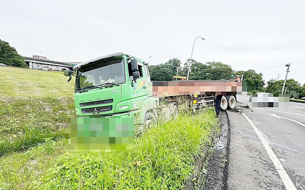 ▲一輛砂石車昨天行經大溪區國道三號聯絡道，為閃避前方停等紅燈機車，煞車不及向右閃避撞擊匝道護欄後衝入邊坡，警方到場處理。（圖／大溪警方提供）