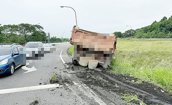 ▲一輛砂石車昨天行經大溪區國道三號聯絡道，煞車不及向右閃避撞擊匝道護欄後衝入邊坡，現場一片狼藉。（圖／大溪警方提供）