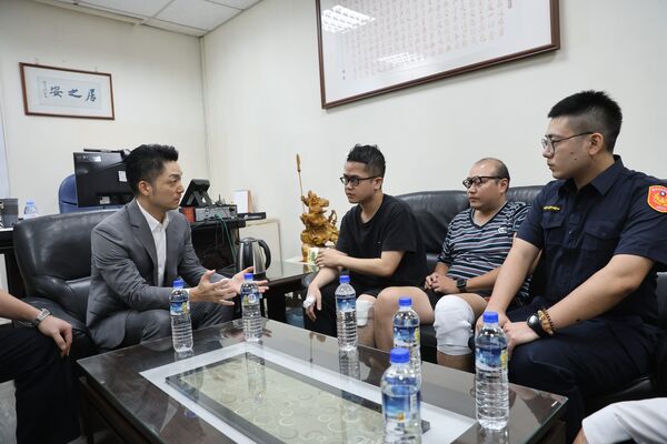 ▲▼台北市長蔣萬安慰問在執勤過程中受傷的大安分局警員。（圖／台北市政府提供）