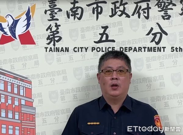 ▲一輛賓士車在台南釣蝦場停車格內被噴漆與貼膜，引發民眾關注與網路熱議。（記者林東良翻攝，下同）