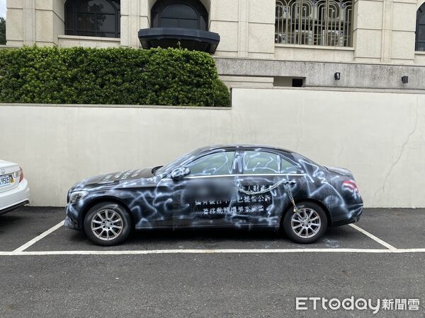 ▲一輛賓士車在台南釣蝦場停車格內被噴漆與貼膜，引發民眾關注與網路熱議。（記者林東良翻攝，下同）