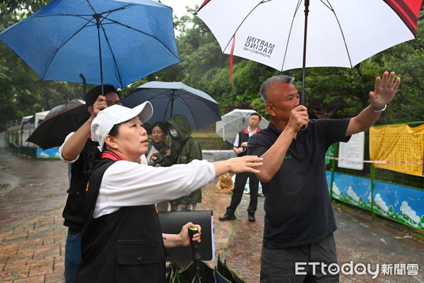 ▲▼花蓮縣長徐榛蔚冒雨前往美崙山公園，實地會勘園區環境景觀設施第一期工程進度。（圖／花蓮縣政府提供，下同）