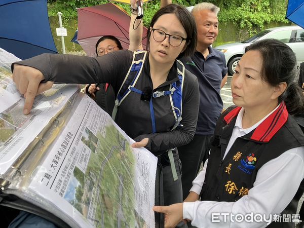 ▲▼花蓮縣長徐榛蔚冒雨前往美崙山公園，實地會勘園區環境景觀設施第一期工程進度。（圖／花蓮縣政府提供，下同）