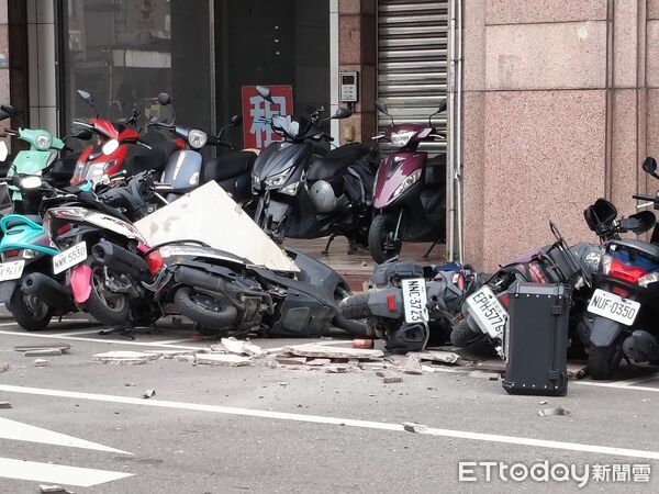 ▲苗栗市中山路麥當勞大樓上方，今中午發生花岡石墜落事故，砸中6部機車、幸好無人傷亡。（圖／記者楊永盛翻攝）