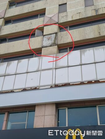 ▲苗栗市中山路麥當勞大樓上方，今中午發生花岡石墜落事故，砸中6部機車、幸好無人傷亡。（圖／記者楊永盛翻攝）
