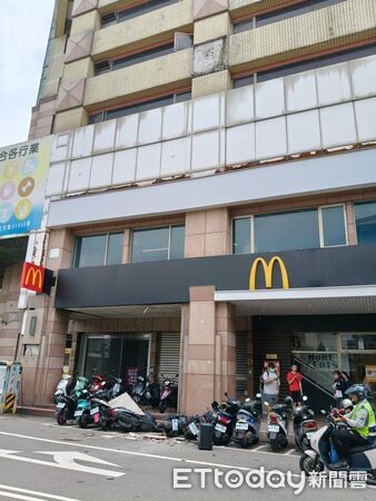 ▲苗栗市中山路麥當勞大樓上方，今中午發生花岡石墜落事故，砸中6部機車、幸好無人傷亡。（圖／記者楊永盛翻攝）