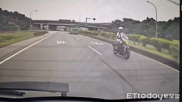 ▲林姓男子昨天下午駕駛砂石車行經大溪區國道三號聯絡道時，疑似閃避前方停等紅燈機車，煞車不及向右閃避撞擊匝道護欄後衝入邊坡瞬間畫面。（圖／大溪警方提供）