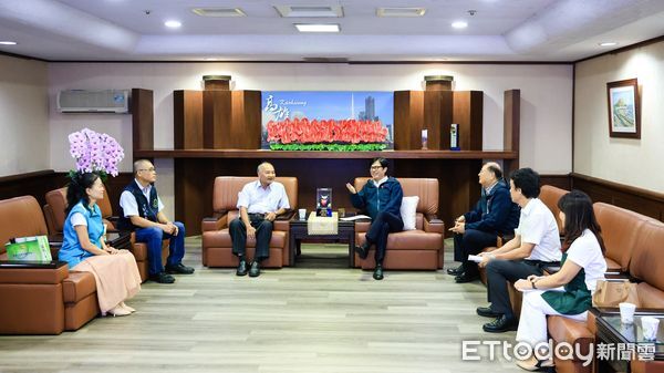 ▲▼高雄三大總工會祝賀「五星市長」，陳其邁承諾：提升勞工權益。（圖／記者賴文萱翻攝）