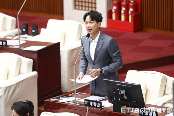 ▲台北市議員陳宥丞質詢。（圖／記者林敬旻攝）