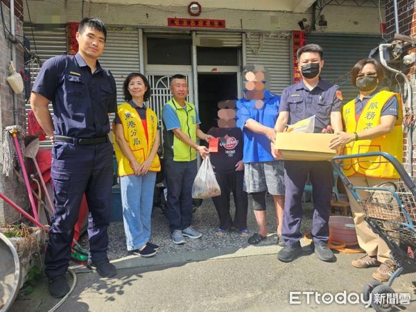 ▲東港警分局員警幫助葉姓鄉民             。（圖／記者陳崑福翻攝）