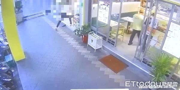 ▲陳男稱被說有癌症，持球報對藥局猛砸。（圖／記者陸運陞翻攝）