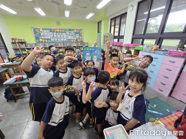▲台南市教育局配合世界海洋日宣導，省躬國小由說故事媽媽以《小海龜的逆襲》繪本帶領學童思考誠信與保育意涵。（記者林東良翻攝，下同）
