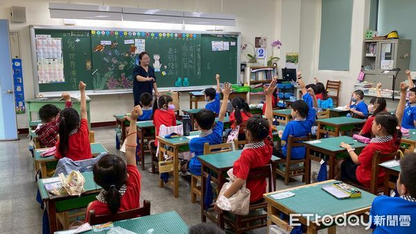 ▲台南市教育局配合世界海洋日宣導，省躬國小由說故事媽媽以《小海龜的逆襲》繪本帶領學童思考誠信與保育意涵。（記者林東良翻攝，下同）