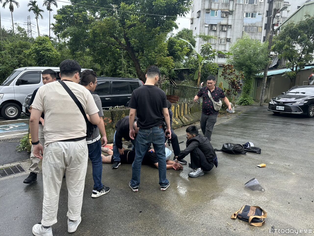喪屍毒梟拒捕卻遭披薩卡關！上膛金牛座備火拚　女友在身旁嚇壞