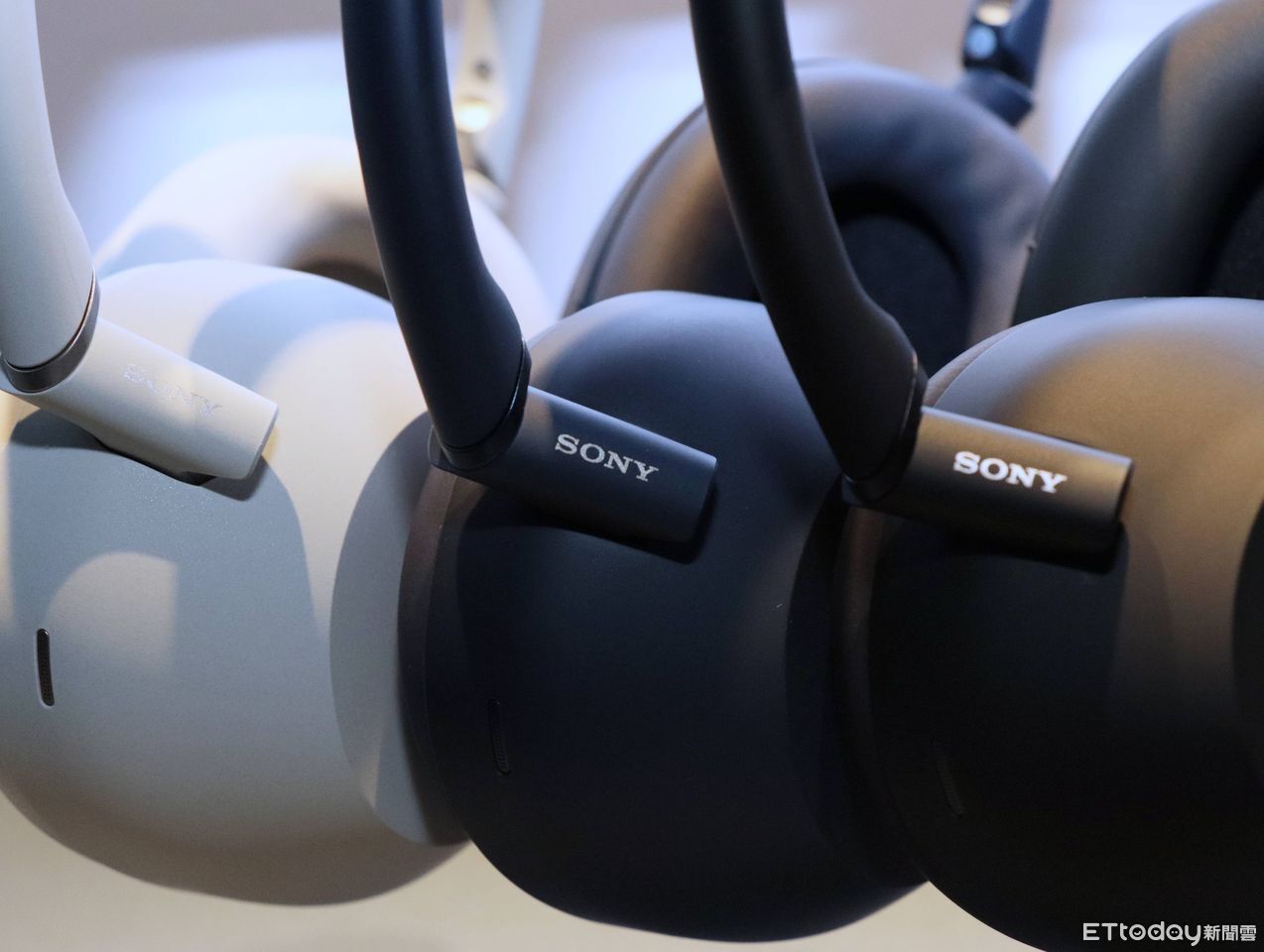 ▲▼     SONY WH1000XM6,耳機,無線耳機        。（圖／記者蘇晟彥攝）