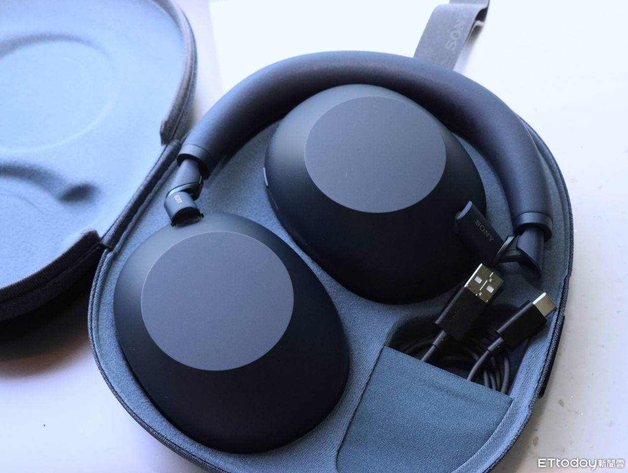 ▲▼     SONY WH1000XM6,耳機,無線耳機        。（圖／記者蘇晟彥攝）