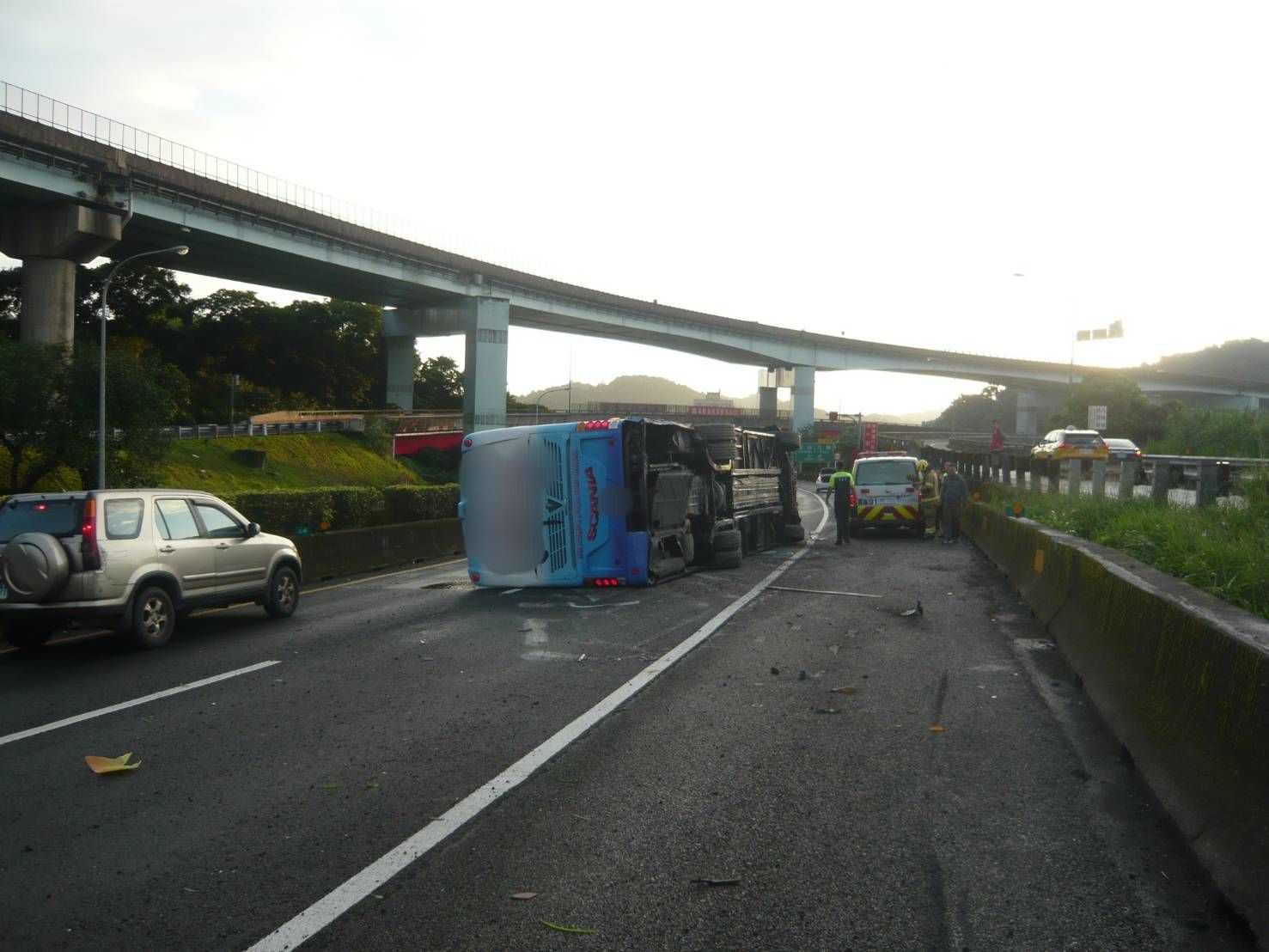 ▲▼ 國道1號北向2.4公里處八堵路段，今日上午發生客運翻車事故   。（圖／記者郭世賢翻攝）