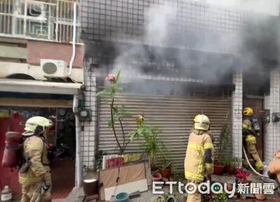 台南小東路住宅火警！車庫雜物起火濃煙狂竄　消防破門搶救