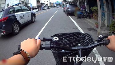 台東暖警聯手助長者 所長親騎自行車護送上課